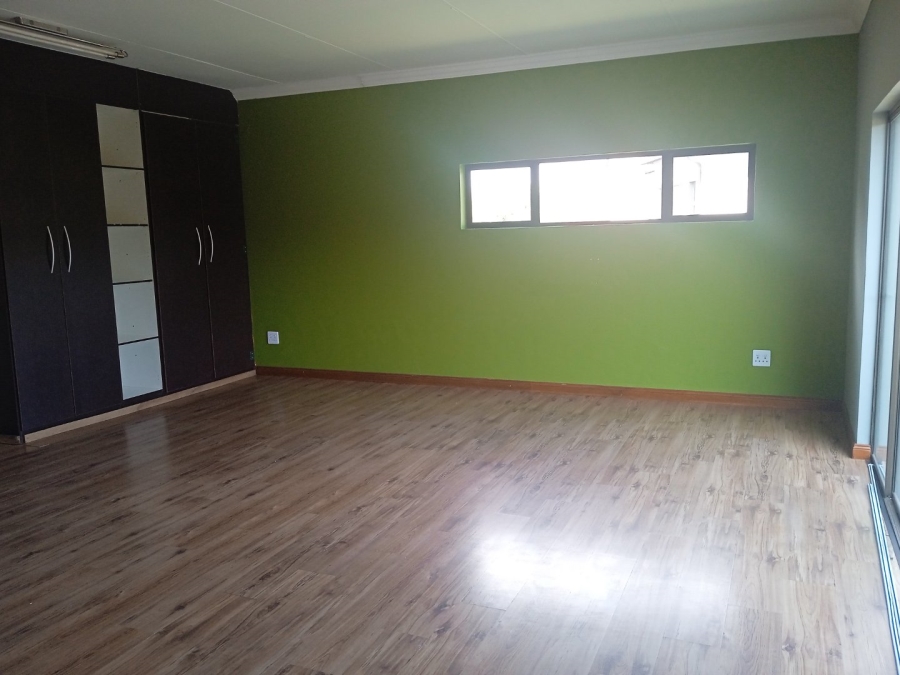 To Let 5 Bedroom Property for Rent in Xanadu North West